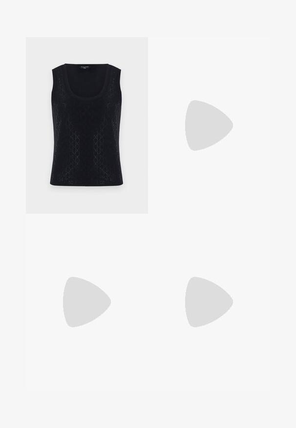 Musta hihaton neuletoppi, jossa pyöreä pääntie ja hillitty tekstuurikuvio koko pinnalla.; Farkut tummansiniset, joissa on liehuvat lahkeet, niittikuvio koko pitkän matkalta, viisi taskua ja metallinen napitus. Valmistettu denim-kankaasta.; Mustat nahkaiset korkokengät, joissa on terävä kärki, ohut hopeinen nilkkaketju ja kiiltävä, sileä pinta.; Musta kiiltävä Calvin Kleinin käsilaukku, jossa on kullanvärinen vetoketju ja lyhyt hihna, valkoista taustaa vasten.