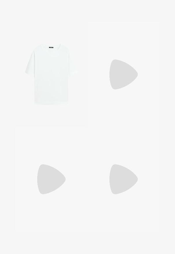 Effen wit T-shirt met korte mouwen en ronde hals, met een klein zwart label aan de binnenkant van de kraag.; Blauwe denim jeans met een hoge taille, slim fit, zijzakken, een ritssluiting en contrasterende stiksels. Gestructureerd ontwerp met een gladde textuur.; Witte mesh sneaker met zwarte strepen, beige suède neuskapje en hielaccent, gestructureerde rubberen zool en witte veters. Klassiek ontwerp met lage schacht.; Zwarte leren tote-tas met lange smalle handvatten, een gestructureerd oppervlak en een brede open bovenkant.