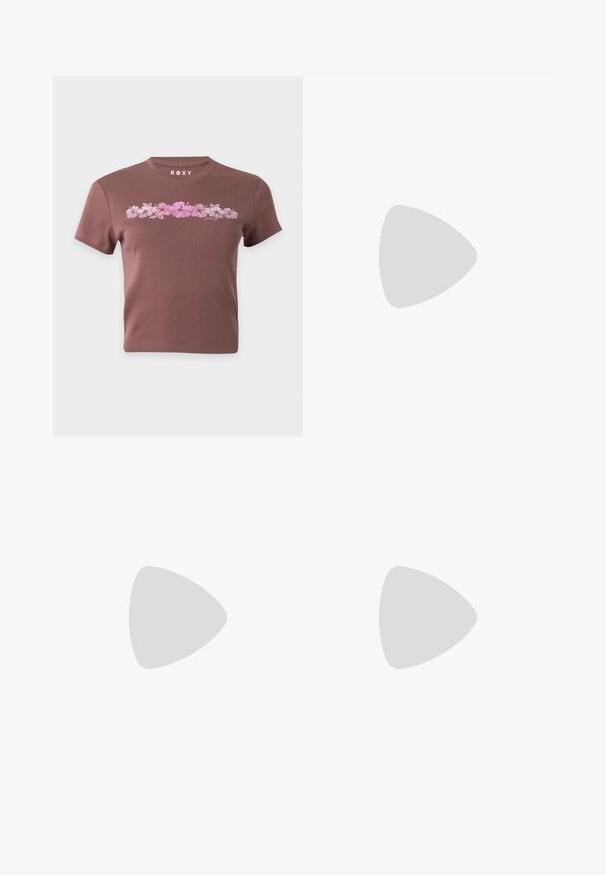 T-shirt marron court avec manches courtes, présentant une rangée horizontale de fleurs d'hibiscus roses et le nom de la marque Roxy au-dessus du motif.; Shorts marron jusqu'au genou avec taille élastique et cordon, avec un motif textuel floral blanc et rose partiel sur la jambe droite.; Tongs en caoutchouc noir avec semelle texturée et bride en Y lisse sur un fond clair uni.; Petites lunettes de soleil ovales en écaille avec des verres foncés reposant sur une surface gris clair.