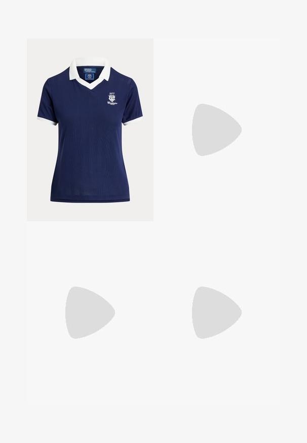 Μπλε ναυτικό polo με κοντά μανίκια, άσπρο γιακά και μανσέτες, λογότυπο Wimbledon 1877 στο αριστερό στήθος, από Polo Ralph Lauren.; Φωτεινό μπλε τζιν με ίσιο κόψιμο, ελαφριά ξεθώριασμα, σχεδιασμό με πέντε τσέπες και ορατή ετικέτα Polo στη μέση.; Λευκά δερμάτινα μοκασίνια με υφή, στρογγυλή μύτη και πλεκτή λεπτομέρεια. Χαμηλός ξύλινος τακούνι και μινιμαλιστικός σχεδιασμός.; Καφέ δερμάτινη τσάντα σε σχήμα ημισελήνου με χοντρό λουράκι και ασημένια αγκράφα στη μία πλευρά πάνω σε απλό ανοιχτό φόντο.