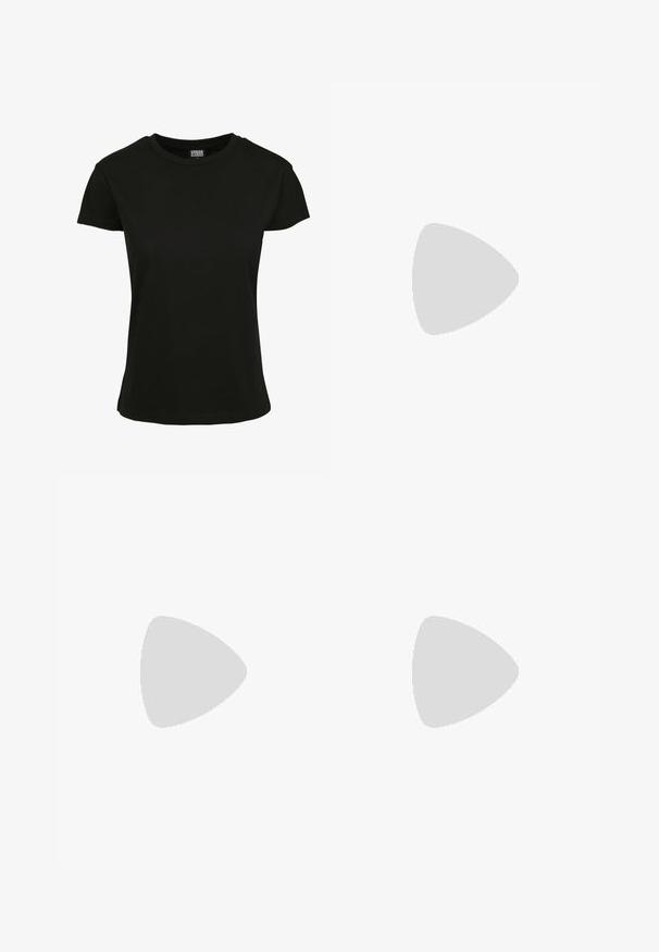 Camiseta negra de manga corta hecha de algodón. Tiene un cuello redondo y un ajuste estándar con una textura suave. Sin patrones ni acentos visibles.; Mini falda de mezclilla azul con dos grandes bolsillos frontales con solapa, tiradores de cremallera y trabillas en la cintura.; Botín negro de cuero suave, con cremallera lateral, costuras amarillas y suela de goma gruesa y estriada.; Gafas de sol negras y angulares con lentes grises; fabricadas en plástico, con varillas gruesas de superficie suave y sin herrajes visibles.