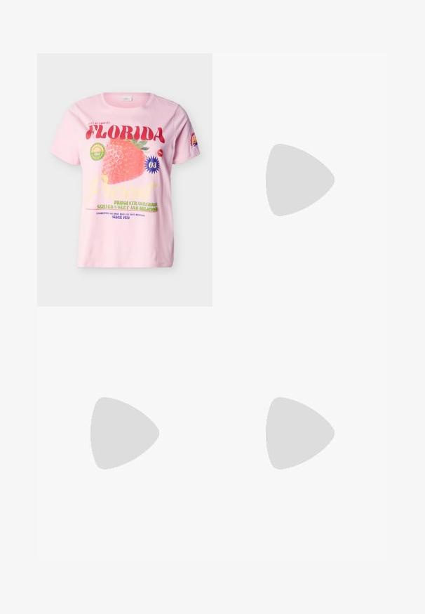 Lyserød T-shirt med stort jordbærmotiv og tekst, der lyder "Florida," "Friske jordbær serveret søde og lækre," og "Siden 1974."; Røde og brune mønstrede bukser med elastisk talje. Har et geometrisk motiv på en lys baggrund. Længde til midt på læggen, letvægtsstof.; Beige sandaler med høje hæle og spids tå, med tre stropper foran og en tynd ankelrem med spænde. Glat tekstur, minimalistisk design.; Lille beige læderhåndtaske med en enkelt rem og sølvnitter langs kanterne og remmen, sat mod en ensfarvet baggrund.