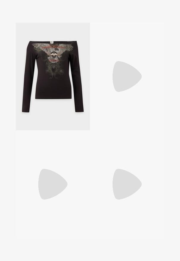Zwarte top met lange mouwen en blote schouders met een grote adelaar grafiek en rode tekst met de tekst "Midnight Mavericks Motorcycles" op de borst.; Zwarte nepleer flared jeans met voorzakken, een metalen knoopsluiting en een licht gestructureerd oppervlak. Rechte pijpen met een lange snit.; Zwarte leren slingback stiletto met spitse neus, zijgesp met gesp, studs langs de rand en decoratieve veters aan de voorkant.; Zwarte leren schoudertas met gespsluiting aan de riem, afgeronde hoeken en contrasterende witte stiksels op een effen achtergrond.