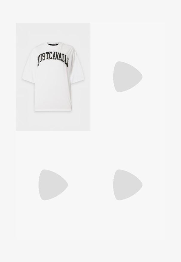 Weißes oversized T-Shirt mit schwarzem fettgedrucktem "JUSTCAVALLI" Text, der bogenförmig über der Brust verläuft, und kurzen Ärmeln.; Schwarze, eng geschnittene Jeans aus Denim mit hoher Taille, featuring Fronttaschen, einem Knopfverschluss und dezenten Steppnähten an den Nähten.; Schwarze Lackleder-Sandale mit drei Riemen, Knöchelriemen und 10 cm hohen Stiletto-Absatz. Verfügt über goldfarbene Hardware-Details und ein Logo-Charm.; Schwarze Schultertasche aus Lackleder mit silberner Schnalle und silbernem Kettenriemen, auf hellem einfarbigen Hintergrund präsentiert.