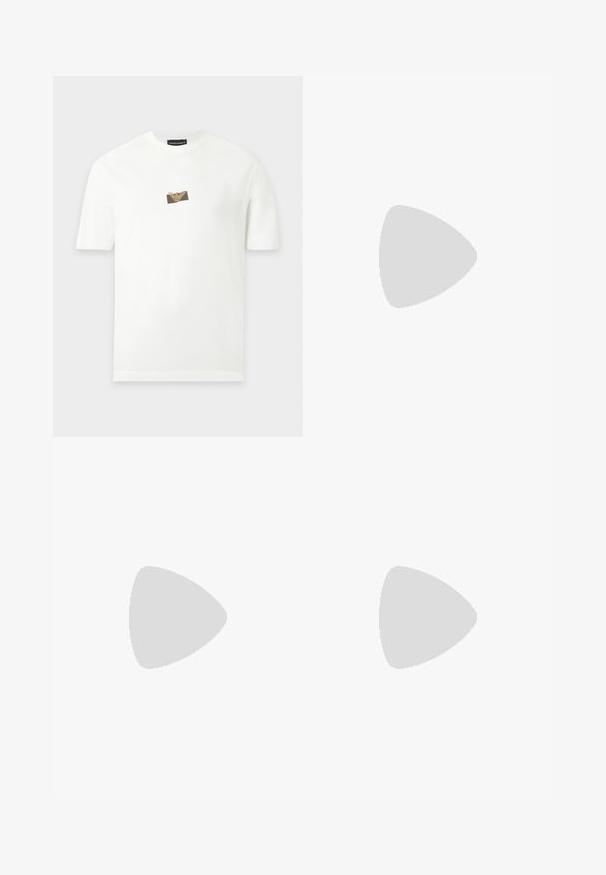 Weißes T-Shirt mit kurzen Ärmeln und kleinem, zentriertem Logo mit einem stilisierten Adler in Beige und Braun auf der Brust.; Dunkelblaue Jeans aus Denim mit geradem Bein, fünf Taschen und einem Metallknopfverschluss. Glatte Textur mit dezenten Gebrauchsspuren.; Schwarze Wildleder-Sneaker mit einer weißen Gummisohle, die sich durch elegante Nähte und ein schnürbares Design auszeichnen. Glatte Textur mit einer modernen, stromlinienförmigen Form.; Rechteckige Crossbody-Tasche in Taupe mit Klappverschluss und kleinem Metall-Logo-Emblem mittig auf der Vorderseite vor weißem Hintergrund.