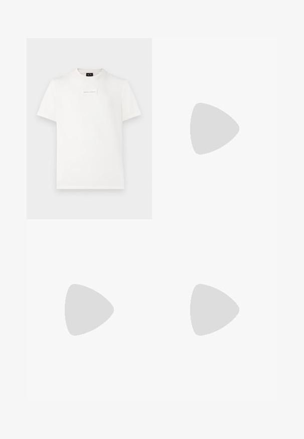 Valge lühikeste varrukatega Armani Exchange t-särk, mille rinnal on väike ristkülikukujuline logo ja must kaeluslabel.; Tumesinine kitsas sobivus denimist teksapüksid, millel on nööbiväline sulgemine, viie tasku disain ja õrn tekstuur koos sujuva viimistlusega.; Valge madala lõikega tennisking halli kandklambri, valgete paelte ja tekstuuriga tallaga, esitletud ühtlasel heledal taustal.; Must ristmik ülakehaga kandekott ees oleva tõmblukuga tasku, reguleeritava rihma ja hõbedase ristküliku kujuga logoplaadiga ühevärvilisel taustal.