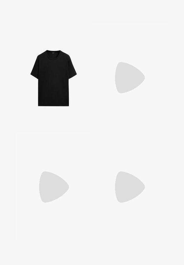 Schwarz kurzärmliges T-Shirt aus Baumwolle mit Rundhalsausschnitt und lässiger Passform. Keine Muster oder Akzente sichtbar.; Marineblaue formelle Hose mit maßgeschneidertem Design, glatter Textur und zwei Vordertaschen, mit klaren Linien und geradem Schnitt.; Schwarze Leder- ankle boot mit spitzem Zehenbereich, elastischen Seitenpaneelen, vertikalen Steppnähten und einem niedrigen Blockabsatz.; Schwarzer Ledergürtel mit silberner rechteckiger Schnalle, sichtbar genähten Kanten und mehreren Anpassungslöchern auf beigem Innenfutter.