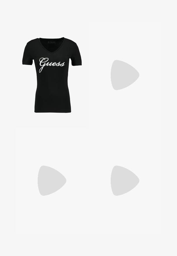 Camiseta negra de cuello en V hecha de algodón, con un gran logo blanco "Guess" adornado con acentos de strass, mangas cortas y un diseño ajustado.; Pantalones negros de tela tejida, con un diseño de corte recto, parte delantera plana y puños en los tobillos para un aspecto estilizado.; Steve Madden MILANO - Sandalias de tacón - black; Pendientes de aro de plata, forma circular, textura lisa y brillante, y ancho constante en toda su extensión. Diseño minimalista sin acentos adicionales.