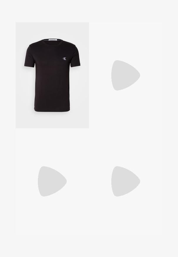 Camiseta negra de manga corta con cuello redondo, con pequeño logo blanco "cK" en el pecho izquierdo y etiqueta Calvin Klein Jeans en el interior del cuello.; Vaqueros de mezclilla azul claro con corte recto, diseño de cinco bolsillos y un sutil desgastado. Presentan un cierre de botón y pasadores para cinturón.; Calvin Klein LACE UP APRON BRUSH OFF - Zapatos de vestir - black; Gafas de sol negras con lentes rectangulares, acabado mate, montura gruesa y brazos delgados con un discreto detalle de marca.