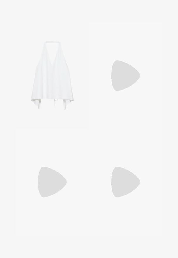 Hvid ærmeløs halter-top med dyb V-hals og løs, asymmetrisk kant, fastgjort ved halsen og med bånd i taljen.; Hvide bukser med vide ben, elastisk talje og snøre, lavet af letvægtsstof.; Enkelt off-white gummiflipper med tynde remme og tekstureret fodseng set fra siden på ensfarvet baggrund.; Gul makramé-nettaske med lang rem og beige pose indeni, vist på en ensartet hvid baggrund.