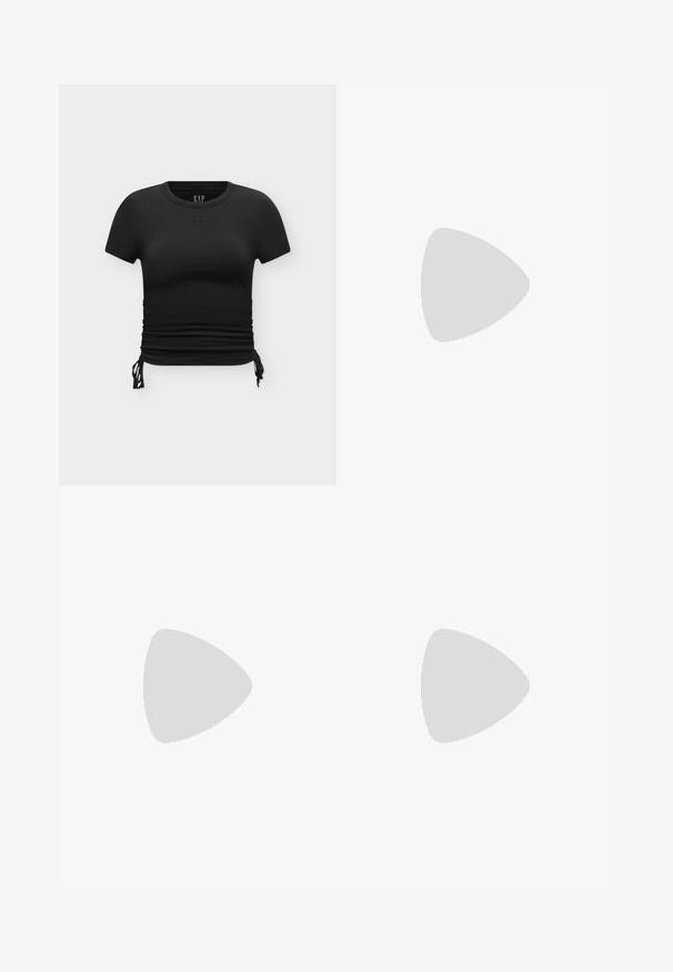 T-shirt court noir ajusté à manches courtes avec côtés froncés noués par des lacets et logo GAP embossé sur la poitrine et le col.; Jean en denim bleu clair taille haute avec une légère évasement en bas et des détails délavés sur le devant des cuisses.; Botte mi-mollet en cuir noir avec bout pointu et talon bas courbé, vue de profil sur fond clair uni.; Sac bandoulière en cuir noir lisse avec une large sangle unique et un design décontracté et minimaliste sur un fond uni.