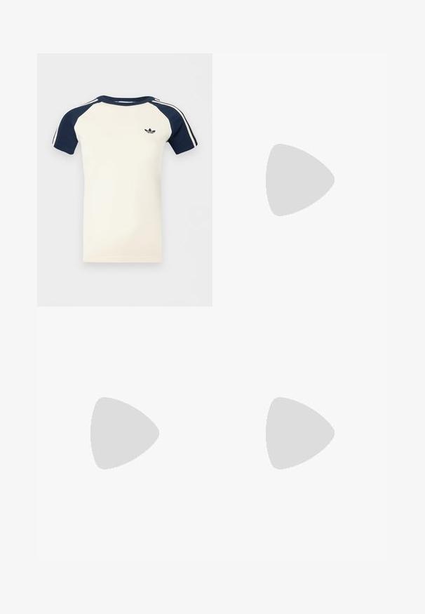 Krémová košeľa s krátkym rukávom a námorníckomodrými raglánovými rukávmi, biele pruhy na rukávoch a malým čiernym logom Adidas na hrudi.; adidas Originals PANT - Tepláky - night indigo; Modré semišové tenisky s bielymi pruhmi a textúrovanými vzormi, obuté s svetlomodrými džínsami, na pozadí zelenej farby.; Strieborná kovová kabelka s trojuholníkovým tvarom, hladkým povrchom a tenkým, nastaviteľným ramenným popruhom. Má preklápací dizajn s prešitím.
