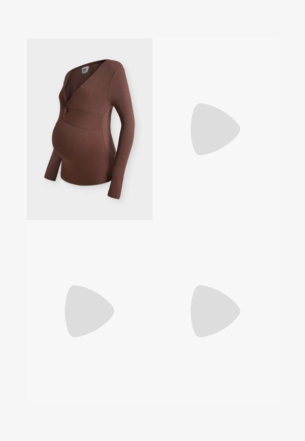 Brun ribbet langærmet graviditetstop med rynket V-halsudskæring og tætsiddende talje, designet til at rumme en babymave.; Sort ribbet strik midi-nederdel med en tætsiddende silhuet og en bred taljeelastik. Glat tekstur, ingen synlige mønstre eller accenter.; Høj brun ruskindsstøvle med rundet tå og blokhæl, vist i sideprofil mod en ensfarvet baggrund.; Brun lakeret håndtaske med rektangulær form, to lange håndtag og subtile buede detaljer på fronten.