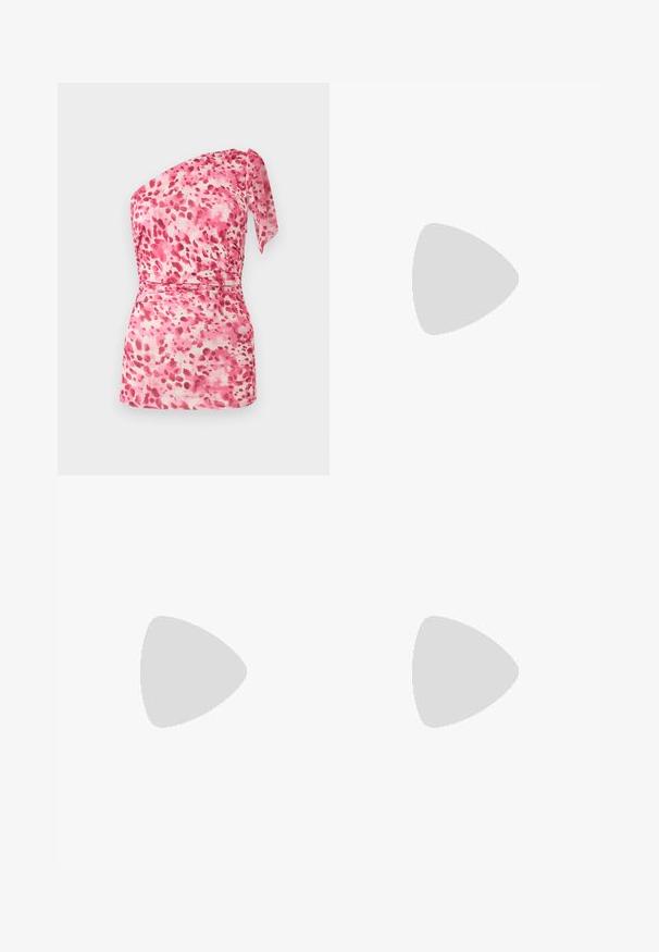 Pink-weißes One-Shoulder-Top mit abstraktem Fleckenmuster und gebundenem Träger an der rechten Schulter.; Schwarze Denim-Jeans mit schmalem Schnitt, ausgestattet mit Fronttaschen und leichten Nähakzenten. Glatte Textur und gerade Beinform. Keine Verzierungen.; Goldene metallische Plateausandalen mit einem klobigen Blockabsatz, offenen Zehen und kreuzweise verlaufenden Knöchelriemen mit Schnallenakzenten. Glatte Textur.; Ovale Brillen mit einem metallisch-silbernen Rahmen, klaren Gläsern und strukturierten Perlenakzenten an den Bügeln. Leichtes Design mit gebogenen Bügeln.