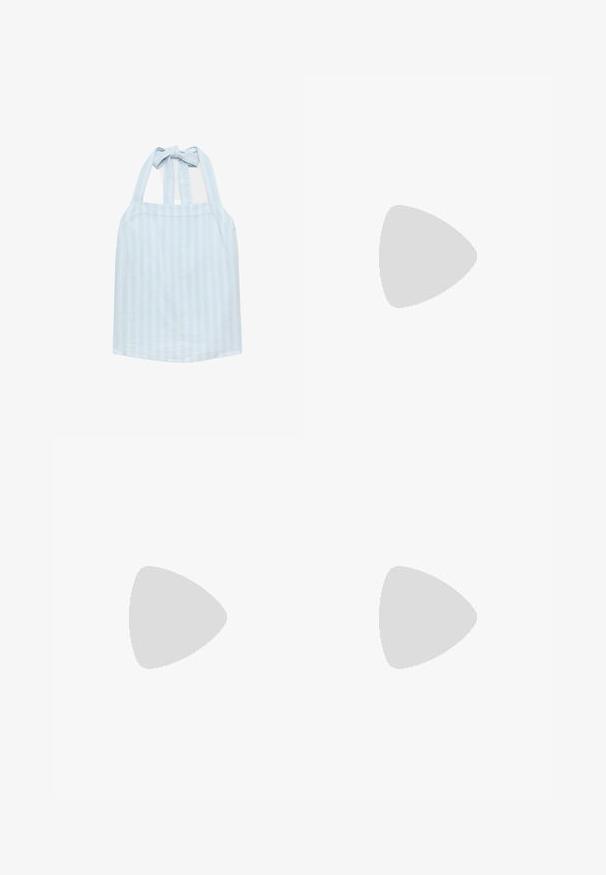 Top halter con rayas verticales en azul claro y blanco, con un lazo atado en el cuello y un ajuste holgado.; Pantalones cortos de mezclilla azul claros con cintura elástica, detalles de lazo, dos bolsillos frontales y acentos de costura.; Sandalia tipo chancla de goma beige claro con plantilla texturizada y correa en forma de Y sobre un fondo gris liso.; Gafas rectangulares con tintado marrón y acabado brillante, con varillas delgadas y lentes transparentes. Logo visible en la patilla izquierda.
