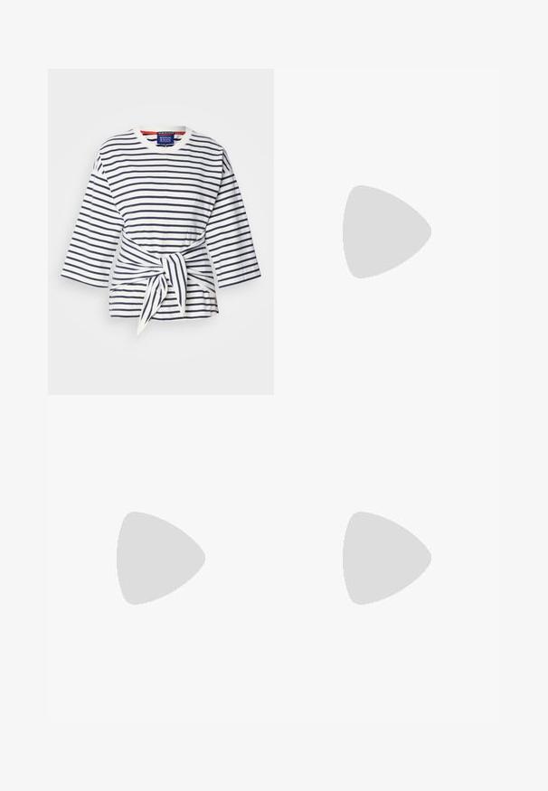 Stribet, let skjorte i hvid og navy med trekvartærmer og detalje med knyttet talje. Cotton stof med rund hals.; Mørkeblå nederdel lavet af glat stof med elastisk taljebånd, udvidet design og knælængde. Ingen mønstre eller detaljer synlige.; Sorte læder flade sko med spidse tæer, prydet med en metallisk spænde over vristen og en lav, fleksibel sål.; Sort ruskind skuldertaske med en buet form, justerbar rem og et lædermærke hængende fra den ene side.