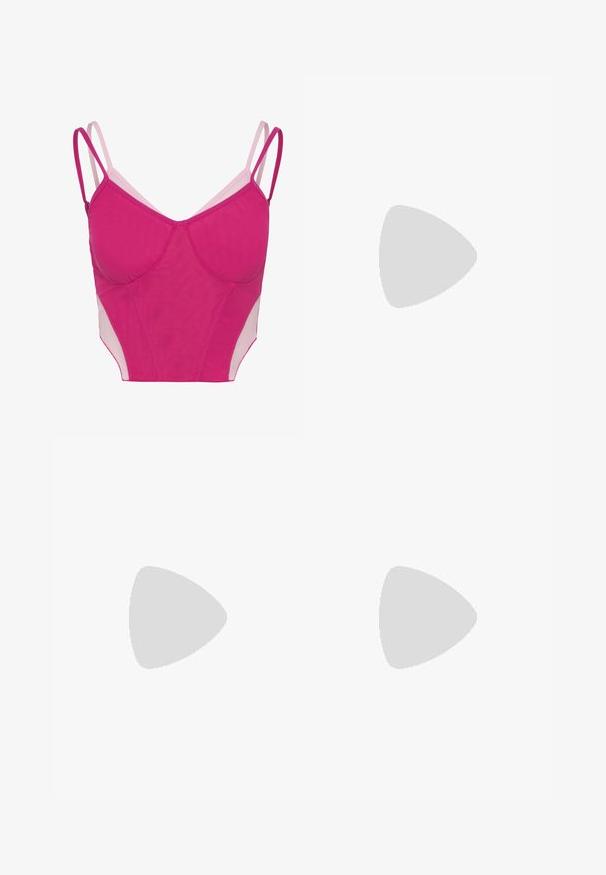 Top corto rosa brillante con finas tiras dobles en los hombros y paneles de malla en los laterales.; Pantalones de tela negra con patrón floral en blanco y rojo, con cintura elástica y cordón ajustable, y puños fruncidos. Material ligero.; Sandalia blanca con tiras, tacón bajo tipo kitten, correa con hebilla en el tobillo y una flor decorativa en la tira delantera.; Bolsa de mano coral con un diseño texturizado y fruncido. Hecha de una tela suave, cuenta con dos asas resistentes y un interior espacioso.