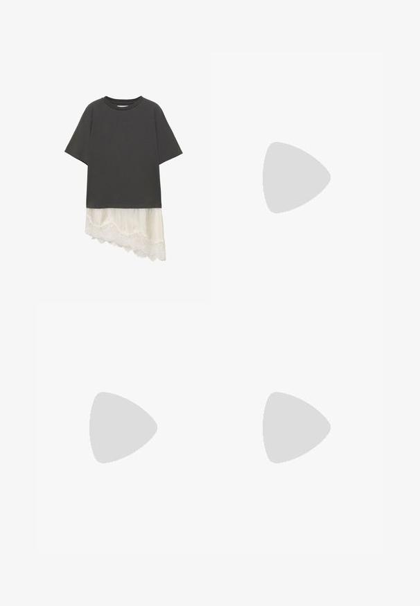 Sort kortærmet top med asymmetrisk kant, der har hvid blonderkant, som strækker sig under hovedstoffet.; Sorte denim shorts med lige snit, fem lommer og sølvfarvet knaplukning. Glat tekstur med minimal syning.; Simmi London KLARA - Højhælede pumps - chocolate; Sorte cat-eye solbriller med klare linser, tynde rosegold metallakcenter og glatte sorte plastisk rammer. Slank design og buede stænger.