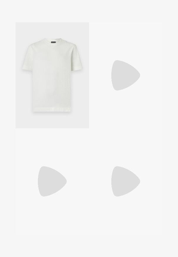 Hvid T-shirt lavet af tekstureret stof med gittermønster, der har rund hals og korte ærmer.; Lys blå denim jeans med lige ben, mellemhøj talje og subtilt slid. Har klassisk lomme-design og kontrasterende stikninger.; Brune læder loafers med en glat finish, rund tå, dekorativ rem og sort gummisål. Har minimal syning detaljer.; Sort læderbælte med en sølvmetalspænde, der har en glat tekstur og et logo-detalje på remmen nær spænde.