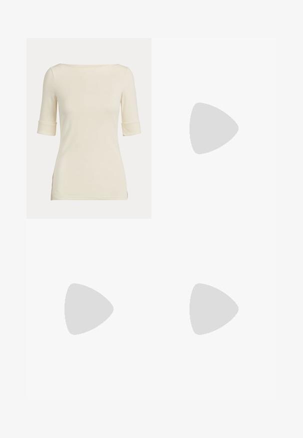 Top ajustado de color crema con mangas hasta el codo y un escote amplio, mostrado sobre un fondo liso y claro.; Pantalones cortos de algodón azul claro con un patrón a rayas, cinturilla elástica y cordón ajustable. Presentan un ajuste relajado y una textura suave.; Zapato de charol negro con talón bajo tipo slingback, punta puntiaguda y detalle de hebilla plateada sobre fondo blanco liso.; Bolsa de lino beige con forma redondeada, cremallera dorada y apliques metálicos. Presenta una textura sutil y un diseño minimalista.