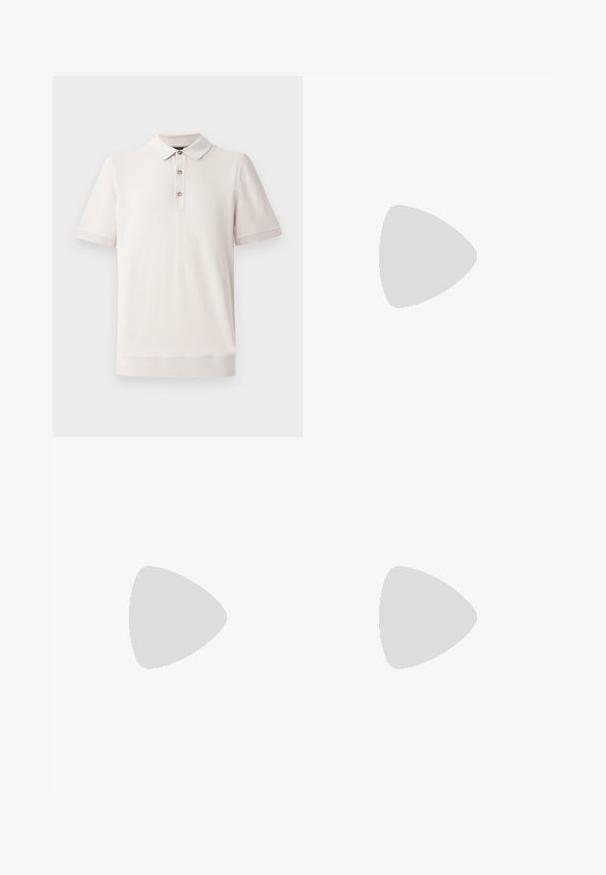 Kortærmet polo-shirt i lys beige, tekstureret materiale med krave og tre knaplukninger; ribbede detaljer ved ærmer og kant.; Sorte pinstripede bukser lavet af glat stof med en komfortabel elastisk talje og snøre detaljer. Har diskret logo detaljering.; Sort lædermokasin med grå tekstureret forfod, sølvfarvet metalspænde, lav hæl og trækflap bagpå.; Sort tekstureret læder crossbody taske med front lynlåslomme og justerbar bred stofskulderrem på hvid baggrund.