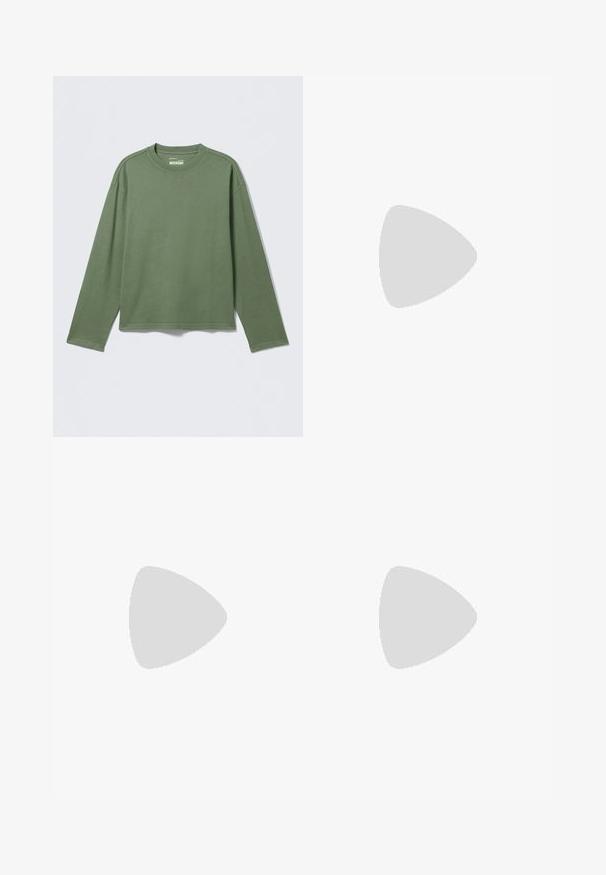 Effen groen shirt met lange mouwen en ronde hals, rechte zoom, plat gelegd op een lichtgrijze ondergrond.; Blauwe denim jeans met een rechte snit, met een hoge taille, koperen klinknagels en oranje stiksels. Voor- en achterzakken inbegrepen.; Zwarte en grijze sport schoenen met een bovenwerk van mesh en suede, voorzien van een witte tussenzool, veters en een gedurfde "N"-logo aan de zijkant.; Zwarte schoudertas met een gladde stoftextuur, rechthoekige vorm, enkele verstelbare schouderriem en een bovenkant met rits. Klein logo patch aan de voorkant.