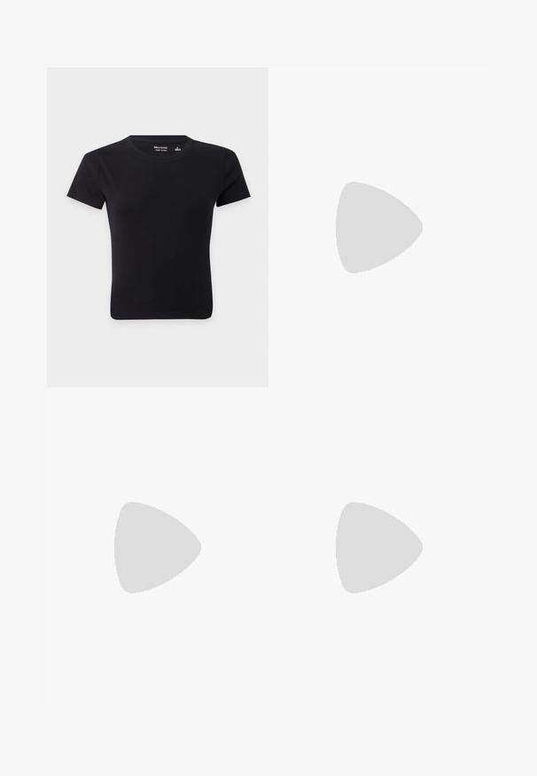 Camiseta negra de algodón de manga corta y cuello redondo, extendida sobre fondo blanco, pequeña etiqueta de la marca Hollister en el interior del cuello.; Falda línea A de denim azul claro con cierre frontal de botones y cremallera, presillas para cinturón y dos bolsillos delanteros.; Botas de cuero negras hasta la rodilla con punta afilada, tacón bajo y detalle de costura decorativa en los laterales. Acabado suave y brillante.; Cinturón de cuero negro con una gran hebilla de metal plata que presenta un detallado intrincado y acentos decorativos en ambos extremos.