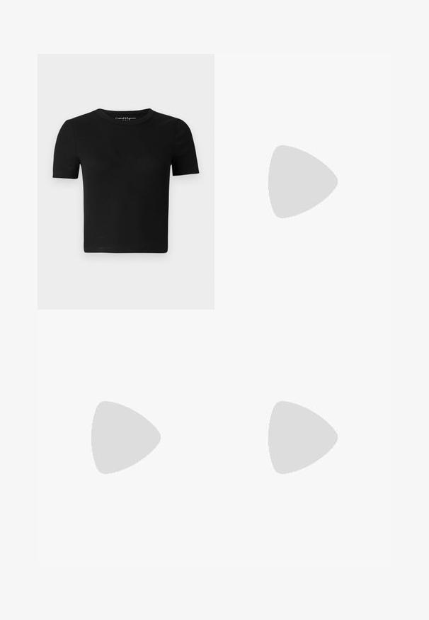 Zwart nauwsluitend T-shirt met korte mouwen, geribbelde textuur en een ronde halslijn. Eenvoudig ontwerp, zonder zichtbare logo's of versieringen.; Zwarte rok met een geraffineerde tailleband, voorzien van een bruin en beige abstract patroon, verfraaid met metallic lijnen en texturen.; Zwarte leren platte schoen met een spitse neus, geplooide details rond de opening en een zilveren gespaccentueerde verstelbare band.; Zwarte leren handtas met een afgeronde vorm, versierd met zilveren studs, en een korte handgreep. Gladde textuur en ritsluiting.