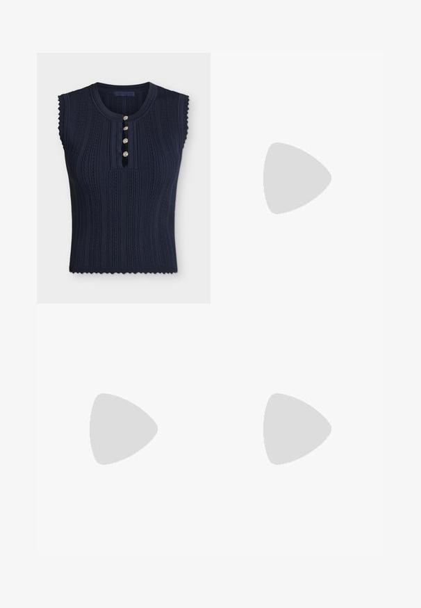 Top sans manches en maille bleu marine foncé avec des motifs verticaux texturés, des bords festonnés, un col rond et quatre petits boutons dorés décoratifs à l'avant.; Pantalon cropped beige taille haute avec passants de ceinture, plis à l'avant et fermeture avant dissimulée.; Ballerines en cuir noir avec un bout rond, texture lisse, détails de couture minimalistes et design de semelle flexible.; Sac à main en cuir marron en forme de croissant avec une poignée supérieure et deux curseurs de fermeture éclair, sur fond blanc.