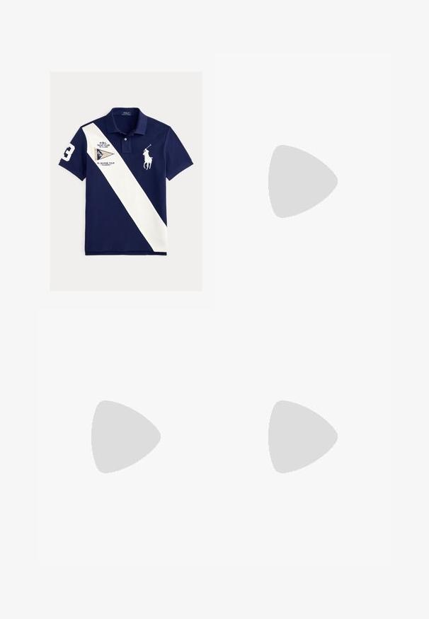 Tumesinine polo-särk valge diagonaaltriibuga, suur number 3 varrukal, jahtklubi plaastri ja valge polo-mängija logoga rinnal.; Kitsas tumepruunid teksad viie taskuga, nööp- ja lukukinnitusega, nähtavate Polo kaubamärgi siltidega vöökohal ja esimeses taskus.; Tammepunased sneakers, millel on valged aktsendid, ümmargune varvas ja nööridega disain. Omab rikka logot ja kummi tallat, mis tagavad hea haarde.; Pruun nahkvöö messingist pandlaga, millel on graveeritud Polo logo, asetatud helele taustale.