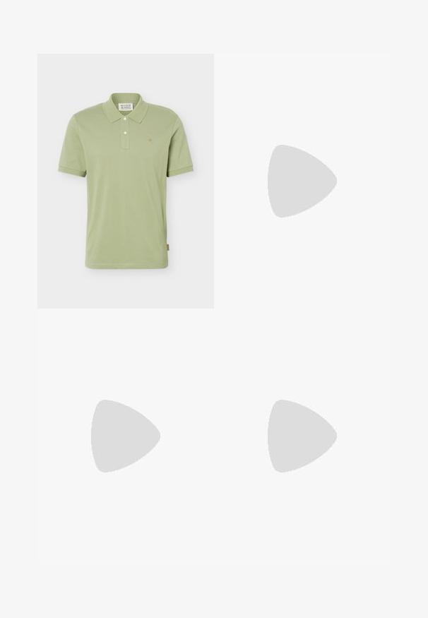 Polo de manga corta color verde claro con cuello, dos botones blancos y pequeño logo bordado en el pecho izquierdo.; Pantalones de chándal blancos de algodón con cintura elástica, cordón ajustable y puños acanalados. Presentan un pequeño logo negro en el lateral.; Zapatilla blanca de cuero con punta redondeada, diseño minimalista, cordones grises y suela de goma texturizada gris. Detalles de costura sutiles visibles.; Gafas de sol rectangulares con montura metálica plateada fina y lentes tintadas en ámbar, descansando sobre una superficie blanca.