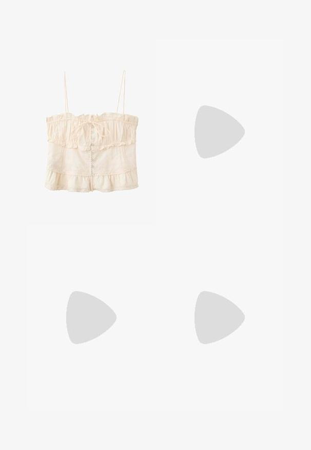 Crèmekleurige mouwloze cropped top met gerafelde randen, dunne bandjes, knopen aan de voorkant, strikje bij de borst en kanten details.; Witte denim jeans met een recht gesneden ontwerp, vijf zakken en koperen hardware accenten. Afgeronde zoom aan de enkels.; Gouden synthetische slipper met een enkele band en een gespaccent, met een bruine kurken voetbed en een gestructureerde rubberen zool.; Gevlochten strooien tas met gevlochten handvatten en een rood-wit geruit lint dat aan één zijde in een strik is gebonden.