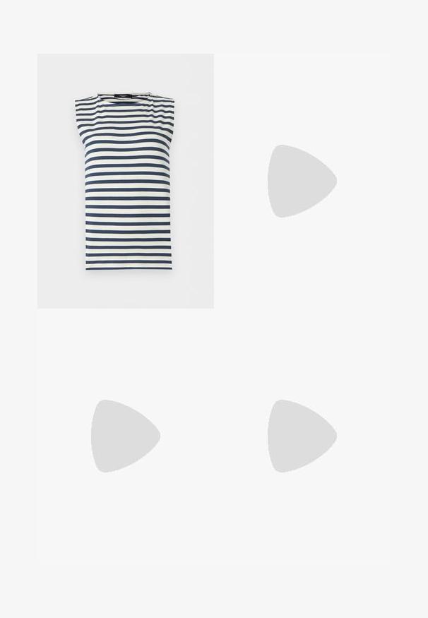 Ærmeløs top med navyblå og hvide vandrette striber og rund halsudskæring på ensfarvet baggrund.; Stribede shorts med blå og hvide lodrette striber, med bred afslutning og plisseret frontdesign. Lavet af letvægtsstof.; Sort læderballetsko med rund tå, glat tekstur, minimal syning og et fleksibelt såldesign.; Beige stoftaske med navyblå og hvide stribede håndtag og aftagelig skulderrem, med en lille guldknap som lukning.