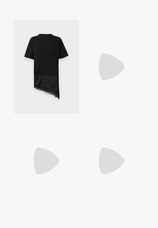 Sort kortærmet top med asymmetrisk kant med silkeagtigt stof og blonder på den ene side mod en lys baggrund.; Grå vidde jeans lavet af denim. Har fem lommer, en frontknap og lynlås lukning, samt subtil fading på stoffet.; Sorte filt tøfler med en struktureret overflade, rund tå og en sort gummisål med et spraglet mønster. Minimalistisk design uden udsmykninger.; Sort polstret crossbody-taske med en halvmåneform og en justerbar rem med knude, med lynlåslukning øverst.