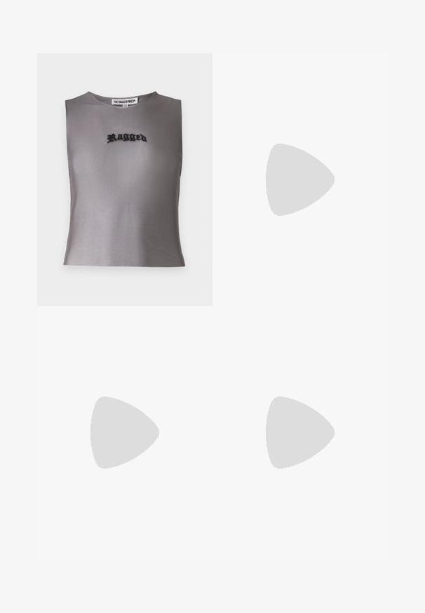 Šedý bezrukávový crop top vyrobený z priesvitného materiálu, s čiernym vyšívaným textom "Ragged" v strede. Jednoduchý, moderný dizajn.; Čierna denimová sukňa s predným zipsom, dvoma postrannými vreckami, strednou dĺžkou a jemným vyblednutím. Má rovný strih a obrubené okraje.; Čierne kožené čižmy po kolená so špicatou špičkou a vrstveným podpätkom. Majú dekoratívne prešívanie a zakrivené dizajnové prvky.; Čierne slnečné okuliare s obopínajúcim dizajnom, tmavými sklíčkami, lesklými hviezdicovými akcentmi a nastaviteľnými nosovými podložkami.