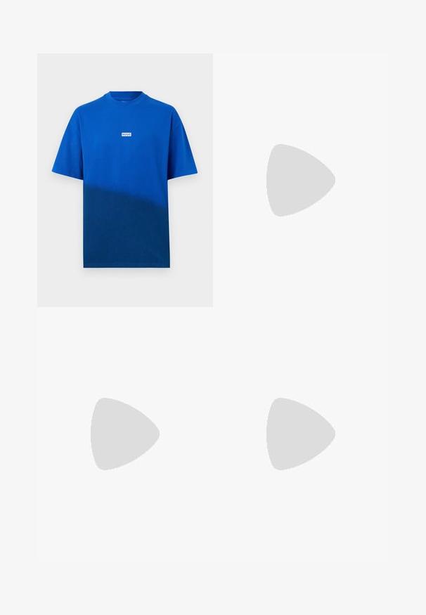 Blauw T-shirt met korte mouwen en een ronde hals, met een klein wit rechthoekig logo met de tekst "HUGO" in het midden van de borst, tegen een effen achtergrond.; Blauwe denim jeans met een rechte pasvorm, voorzien van vijf zakken, riemlussen en een knoopsluiting. Lichte wassing en contrasterende stiksels.; Witte sneakers met een glad oppervlak, ronde neus en platte zool. Vergezeld door blauwe denim jeans met een rechte pasvorm en zichtbare stiksels.; Zwarte schoudertas van textuurstof, met logo aan de voorkant, ritssluiting en verstelbare schouderband. Voorzien van een gladde leren rand.