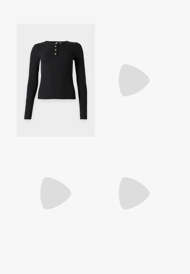 Haut noir à manches longues en rib, avec encolure ronde et patte de boutonnage à cinq boutons de petite taille et de couleur claire. Texture douce, design ajusté.; Jean noir à jambes larges avec taille haute, fermeture à boutons et fermeture éclair à l'avant, passants pour ceinture et conception à cinq poches.; Jambes portant des leggings côtelés foncés associés à des ballerines noires avec de petits détails en nœud sur fond blanc.; Petit sac à main noir brillant avec deux longues anses et des détails à cordon sur les côtés sur un fond clair uni.