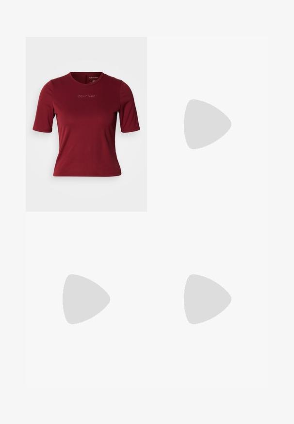 Donkerrode T-shirt met korte mouwen gemaakt van gladde stof met een ronde hals. Voorzien van een aangebracht "Calvin Klein" logo op de voorkant.; Marineblauwe wijde broek gemaakt van zachte stof met een gladde textuur. Heeft een elastische tailleband met het "Calvin Klein" logo langs de bovenkant.; Witte platform sneakers met een gladleren bovenkant, ronde neus, witte veters en subtiele logodetail aan de zijkant. Platte rubberen zool.; Calvin Klein SPIRAL - Armband - silver-coloured