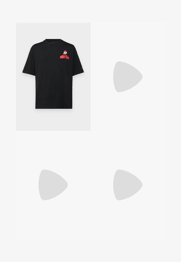 Schwarzes Baumwoll-T-Shirt mit kurzen Ärmeln, rundem Ausschnitt und rographic "NEW ERA" auf der linken Brust. Einfaches, lockeres Design.; Schwarze Mesh-Shorts mit elastischem Bund, verstellbarem Kordelzug und kleinem roten Logo auf der linken Seite. Leichter und atmungsaktiver Stoff.; Schwarz-weiße Sneakers mit einem Obermaterial aus Wildleder und Leder, ausgestattet mit weißen Streifen, schwarzen Schnürsenkeln und einer braunen Gummisohle. Mit goldenen Logo-Akzenten.; Schwarze Sonnenbrille mit einem geschwungenen Rahmen und dunklen Gläsern. Sie verfügt über eine matte Oberfläche und den Markennamen "ARNETTE" an der Seite.