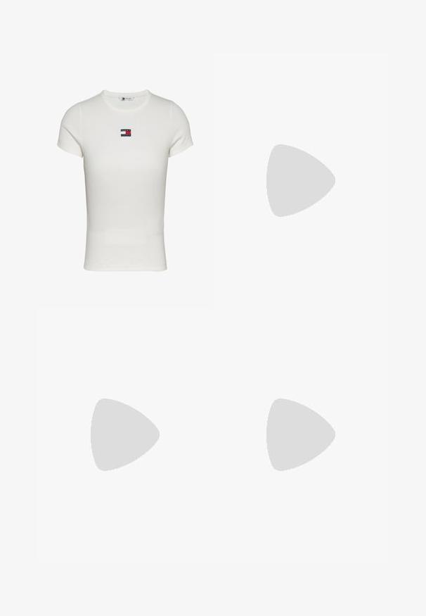 Camiseta blanca de manga corta acanalada con cuello redondo y pequeño parche con el logo de Tommy Jeans centrado en el pecho.; Pantalones vaqueros de pierna ancha hechos de tejido de algodón azul de peso medio. Presentan un diseño clásico de cinco bolsillos y una cremallera con cierre de botón.; Mules de cuero negro de punta abierta con un tacón bajo. Presentan una superficie lisa y un acento del logo dorado en el costado.; Bolso de hombro de tela azul con un diseño de cuadrícula texturizado y sutil texto del logo en marrón. Cuenta con un asa curvada y cierre de cremallera.