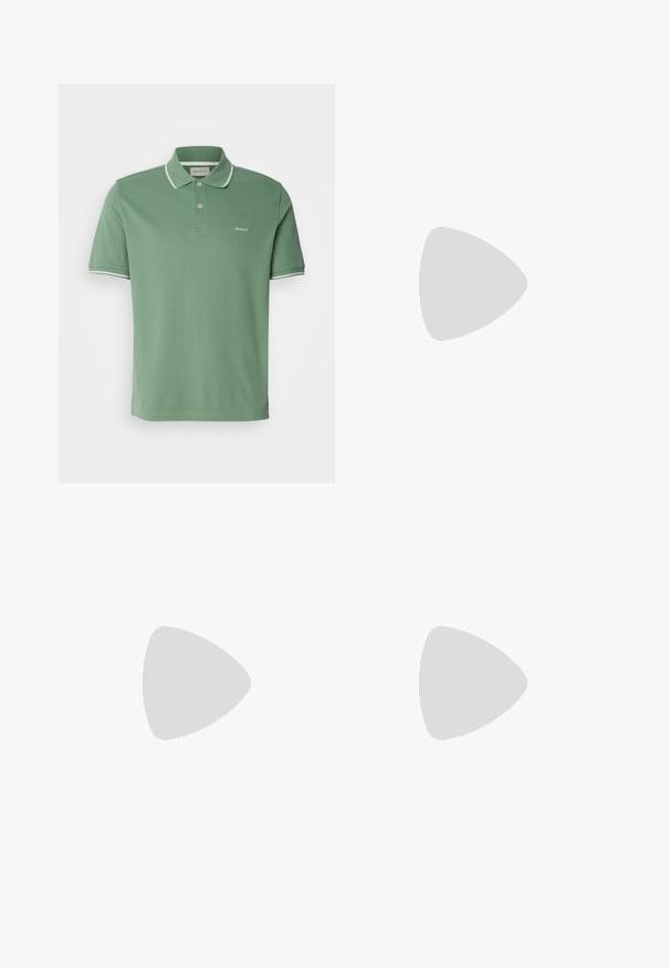 Groene poloshirt van katoen, met een kraag, een tweeknoopssluiting en witte afwerking op de mouwen met subtiele logo-embroidering.; Hoge taille zwarte denim jeans met een knoop- en ritssluiting, voor- en achterzakken en een rechte pasvorm.; Witte leren sneakers met een laag profiel en een groen logo, gecombineerd met donkere spijkerbroek met gele stiksels.; Zwart leren riem opgerold met een zilveren rechthoekige metalen gesp met de gravure "BOSS" op een lichtgrijze achtergrond.