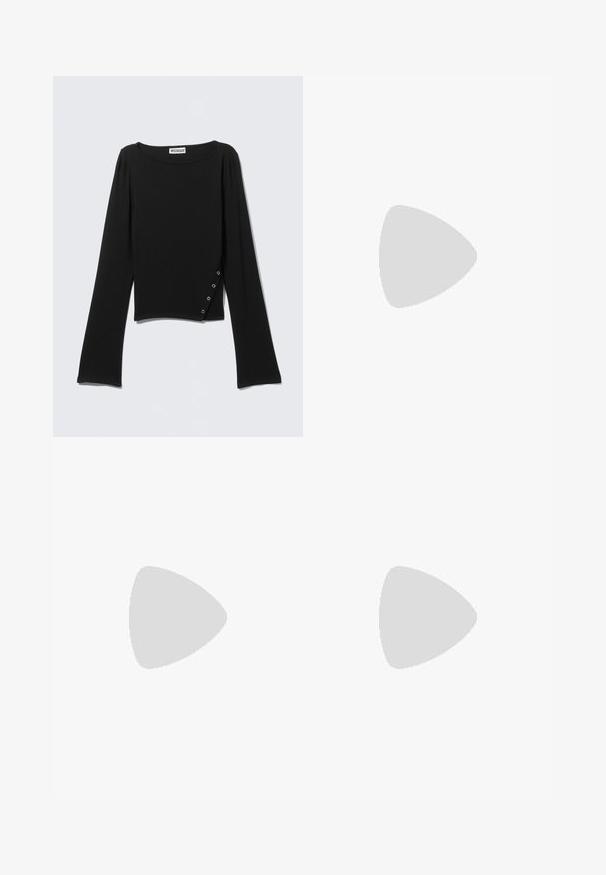 Sort langærmet top med bådudskæring og tre små sølvøjer arrangeret diagonalt nær den nederste kant på højre side.; Sorte bukser med vide ben, bæltestropper og sidelommer, lagt fladt på en lysegrå baggrund.; Sort laklædersko med slingback og lav blokhæl, hvilende på et tekstureret blåt bølgemønster tæppe og gråt polstret møbel.; Bordeaux håndtaske lavet af glansfuldt materiale, rektangulær form, med to skulderremme og subtile buede detaljer på forsiden.