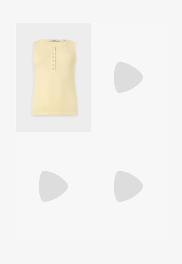 Mouwloos lichtgeel geribd tanktopje met ronde hals en een verticale rij van zes zilveren drukknoopjes middenvoor.; Lichtblauwe denim jeans, recht gesneden design, middelhoog taille, met vijf-vaks stijl en een knoopsluiting aan de voorkant.; Benen met donkere geribbelde leggings gecombineerd met zwarte ballerina's met kleine strikdetails op een witte achtergrond.; Zwarte leren handtas met een rechthoekige vorm, voorzien van een enkele gestructureerde handgreep, zilveren hardware en ritsluiting. Gladde textuur.