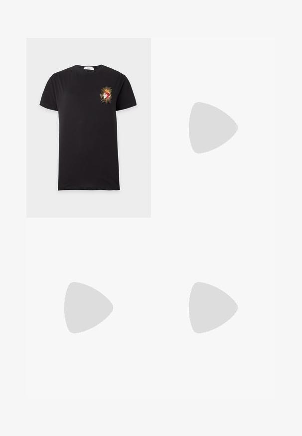 Sort t-shirt med korte ærmer med et lille rødt og gyldent hjerte på venstre bryst, der udsender gyldne stråler.; Lyseblå denimjeans med en lige benlængde, der har en lynlås i åbningen, fem lommer og subtile slidte detaljer.; Sorte og brune ankelstøvler med slangemønster, med en sølvfarvet tåhætte, spændeaccents og en lav træhælt. Glat tekstur, tætsiddende design.; Sort skuldertaske i laklæder med sølvnitter i lodrette rækker og et lille sølvfugleemblem midt på fronten.