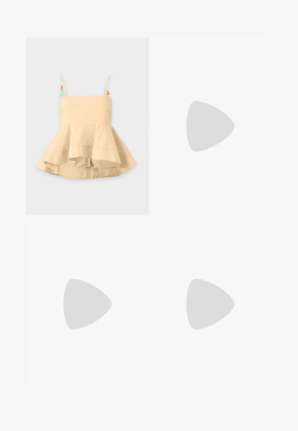 Béžový bezrukávový rozšírený peplum top s tenkými ramienkami ozdobenými malými dekoratívnymi korálkami na jednoduchom pozadí.; Modrá saténová sukňa s rozšíreným strihom, ktorá má hladký povrch a pohodlný pás. Lem sa nachádza tesne pod kolenami.; Béžové otvorené sandále na vysokom opätku s dvoma prekrútenými pásikmi so uzlami a tenkým ihličkovým opätkom na bielom pozadí.; Zhlý béžový kožený klobúk so strieborným kovovým rámom, ktorý má dve okrúhle dekoratívne zámky a strieborný reťazový popruh.