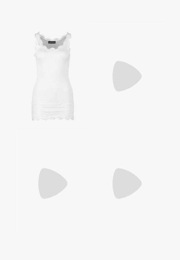 Λευκή ριμπ τα tank top με δαντέλα στη λαιμόκοψη και στο κάτω μέρος. Διαθέτει εφαρμοστή γραμμή και απαλή υφή. Ο λογότυπος της μάρκας είναι ορατός στο επάνω μέρος.; Γκρι βαμβακερές σορτς με γυρισμένα τελειώματα, που διαθέτουν μια λευκή πλεγμένη ζώνη και καφέ δερμάτινες λεπτομέρειες. Ορατές ραφές στο ύφασμα.; Καφέ δερμάτινο πέδιλο με υφή, ρυθμιζόμενο λουράκι με μεταλλική αγκράφα και μαλακή σόλα από φελλό. Μαύρη σόλα.; Γυαλιά ηλίου τιγρέ με καφετί φακούς βαθμίδωσης, σε σχήμα γάτας, με χρυσές μεταλλικές λεπτομέρειες στους βραχίονες και ομαλό πλαστικό σκελετό.