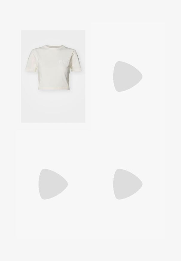 Afskåret t-shirt med korte ærmer i off-white bomuld med ribbet hals og prægede "PEOUS" bogstaver på venstre bryst.; Lysebeige høj talje bukser med stribede mønstre, folder foran, brede ben og opbrettede manchetter. Lavet af glat, blødt stof.; Sorte patentlæder balletflade med rund tå, lille blokheel og en dekorativ sløjfe foran. Glat overflade og polstret foring.; Sort skuldertaske i læder med en buet klap, der er fastgjort med en rund metal spænde, og en slank, justerbar rem.