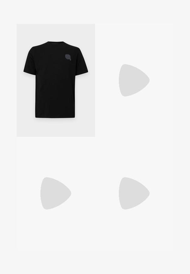 Schwarzes Baumwoll-T-Shirt mit kurzen Ärmeln, mit einem subtilen grauen grafischen Design auf der linken Brustseite. Glatte Textur, Rundhalsausschnitt.; Grau karierte Hose mit schwarzem Textdetail an den Seiten, mit einer Kette als Akzent am Bund. Gerade Beinform, strukturiertes Material.; Schwarzer Sneaker mit niedrigem Schnitt, dicker profillierter Sohle, Mesh- und synthetischem Obermaterial, Schnürverschluss, Zuglasche an der Ferse und „KARLLAGERFELD“-Logo an der Seite.; Schwarze Reisetasche aus Nylon, mit zwei oberen Griffen, einem abnehmbaren Schultergurt und einem rechteckigen Körper mit einem Logopatch.