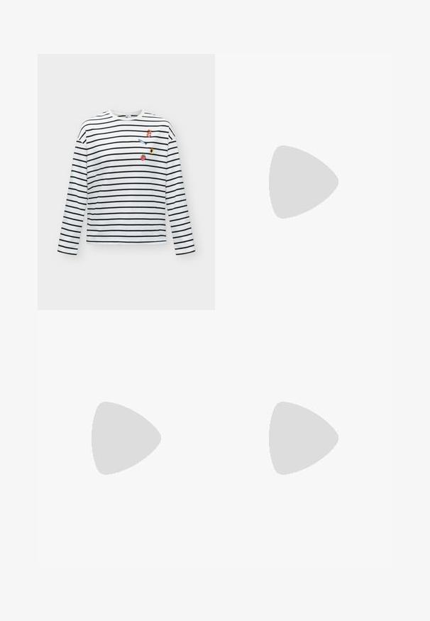 Camisa blanca de manga larga con rayas horizontales negras y pequeños parches bordados de colores que incluyen una cereza, un pez, un girasol y una fresa en el pecho.; Jeans de mezclilla azul de pierna ancha con cintura alta, cinco bolsillos y costuras en contraste. Desvanecimientos y ligerasImperfecciones visibles en la tela.; Piernas con leggings oscuros acanalados combinados con bailarinas negras que presentan pequeños detalles de lazo sobre un fondo blanco.; Mujer con blusa de estampado en blanco y negro sosteniendo un bolso de hombro rojo brillante sobre un fondo liso.