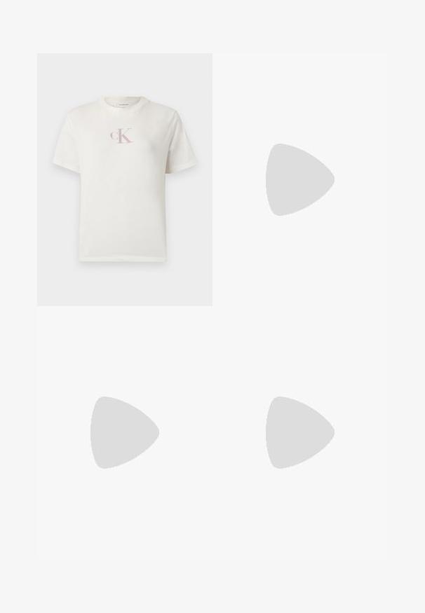 Hvid kortærmet bomuldst-shirt med en lille lyserød "CK"-logo på brystet og en klassisk rund halsudskæring. Blød tekstur.; Beige bukser lavet af glat stof. Har en lige pasform, flad front og to plisses. Ingen synlige mønstre eller metaldele.; Brun Calvin Klein hælet thong sandal svævende over træflise og grus udendørs med sløret grønt og stenmur i baggrunden.; Sort læder mini skuldertaske med tynd rem og lille gyldent CK-logo på fronten i midten.